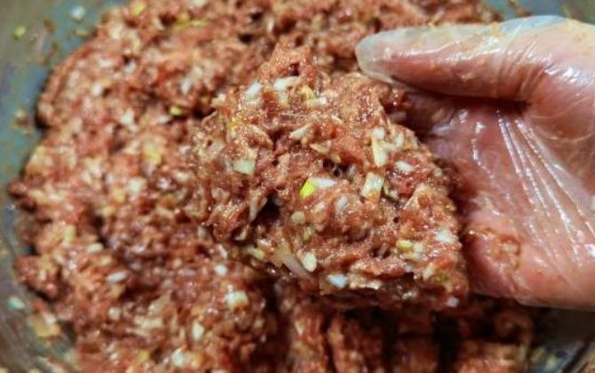 做羊肉馅饺子，放调料有讲究！教你正确做法，馅料又嫩又香无膻味