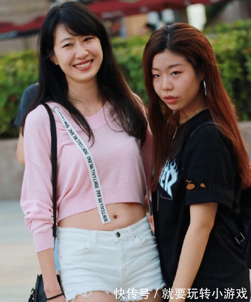 表妹|表妹休闲时尚风，露脐装搭配小凉拖，小脚丫吸引群众的目光！