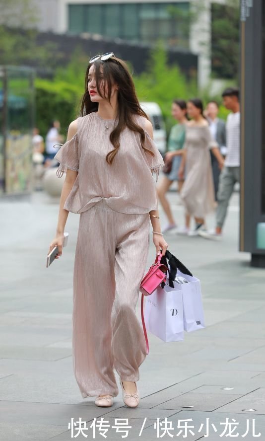 最舒适的穿搭,露肩上衣搭配阔腿裤,简单又时尚