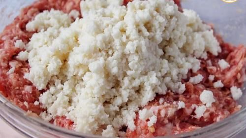 四喜丸子，原来加“馒头碎”是关键！如此做肉馅不松散，咸鲜酥嫩