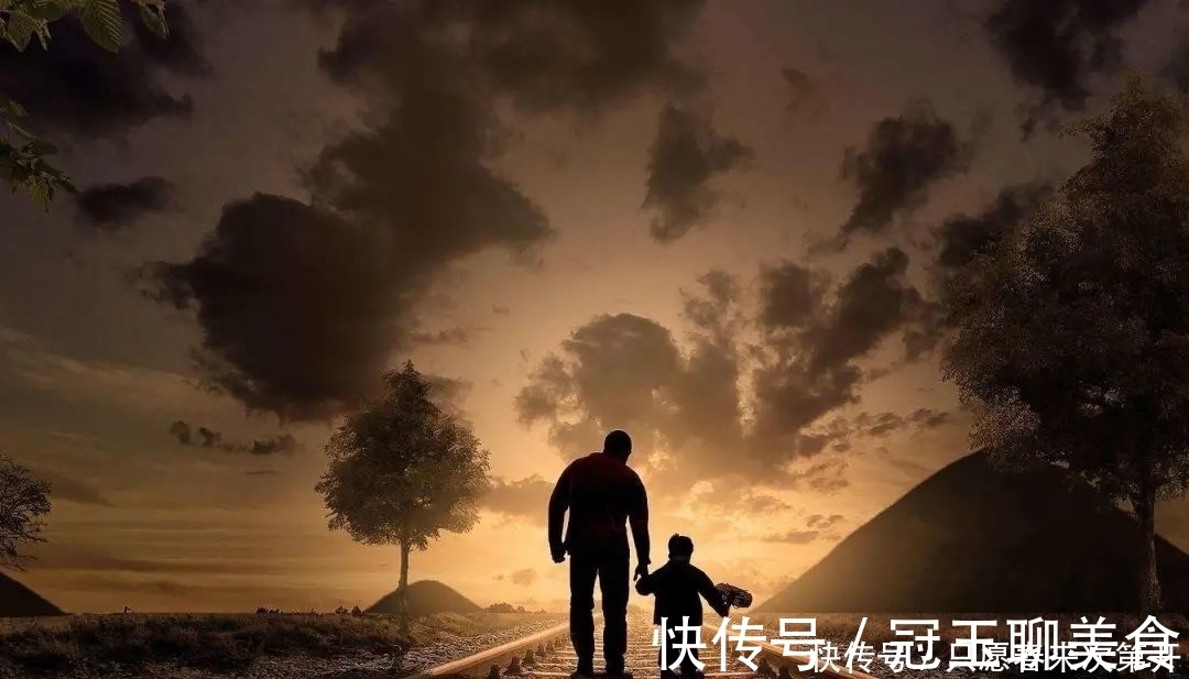 邻居家|萌娃大摇大摆上门“蹭吃”火了,双手插兜表情贼逗:婶,我又来了