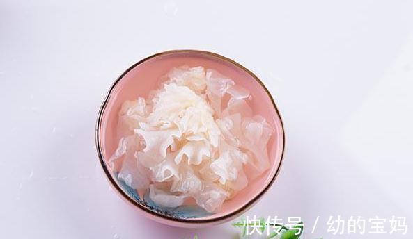 银耳是用热水还是冷水泡呢？选择银耳有方法，下面教教大家吧！
