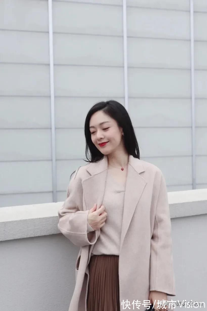 羊绒大衣 今日穿搭，燕麦色羊绒大衣冬季气质爆款