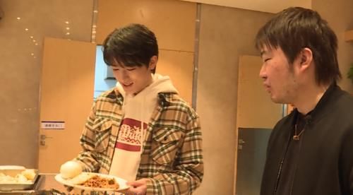 宋亚轩广电食堂吃自助餐，吃肉怕浪费，拿了两个大馒头：山东人最爱