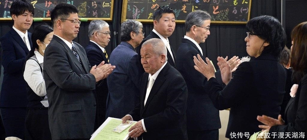 西畑保|泰王不在身边,王后苏提达抱小狗填补身旁空缺,仍难掩孤单!