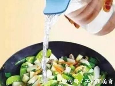 炒菜要不要放水,大厨无意说漏嘴,20年的厨艺真的是白练了