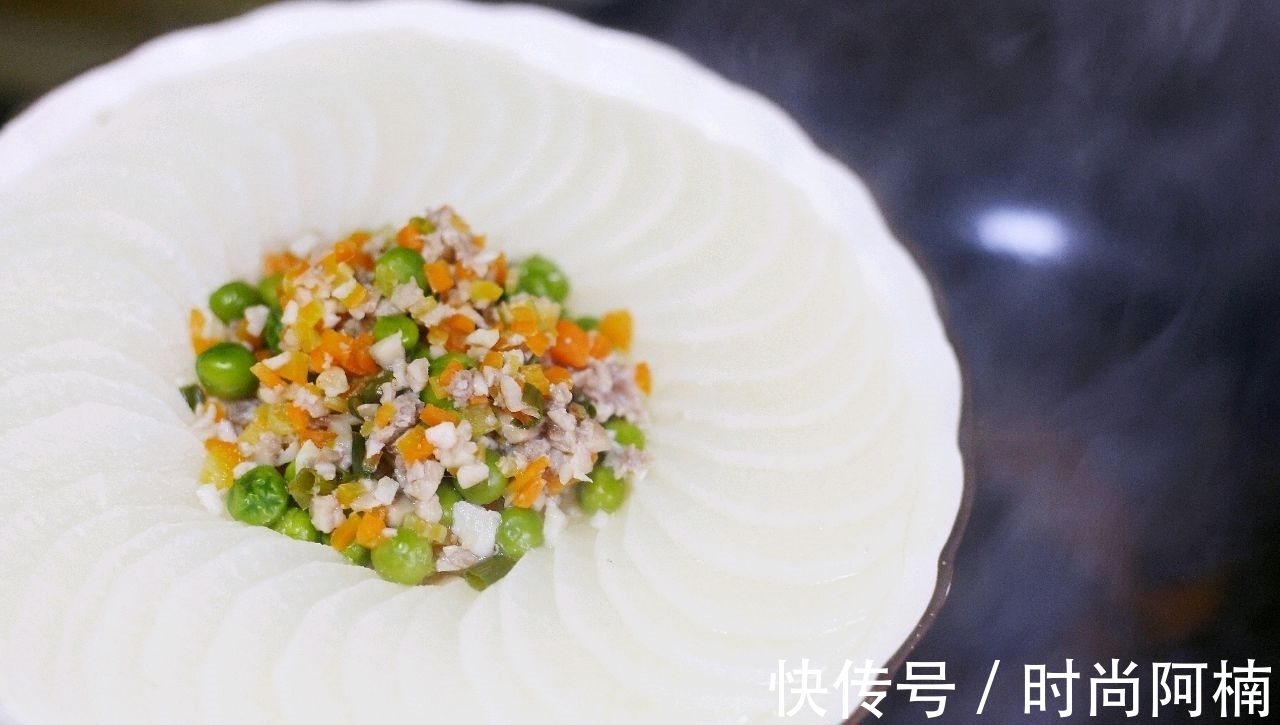 家人|萝卜别总炖了，用剁椒蒸一蒸，香辣可口还下饭，家人都爱吃