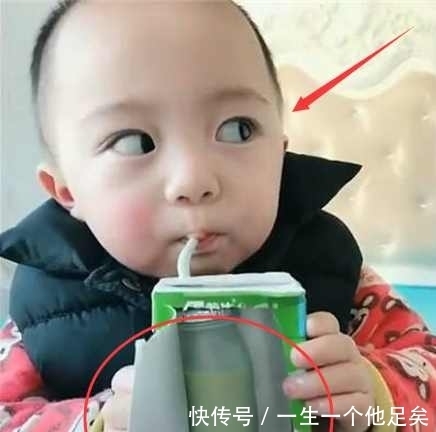 妈妈把蔬菜汁装进牛奶盒里给宝宝喝，宝宝喝完后的表情亮了！