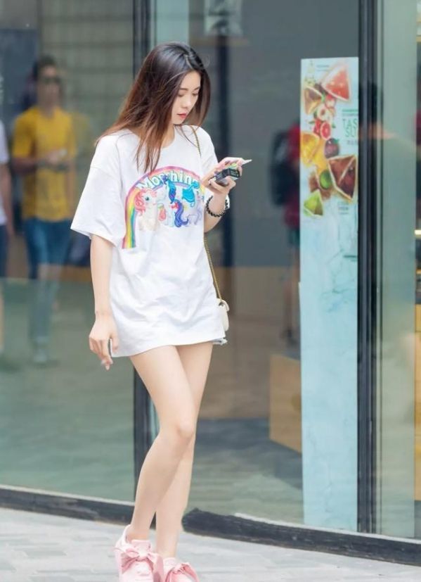 街拍:温婉可人的小美女,身穿双层连衣裙,清新靓丽好身材