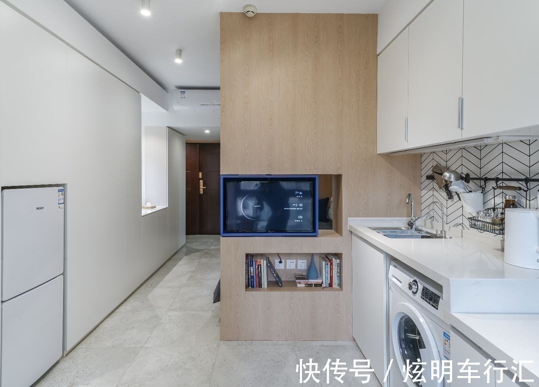 客厅|不到30平的单身小公寓,所有设备一应俱全,还有可旋转的电视