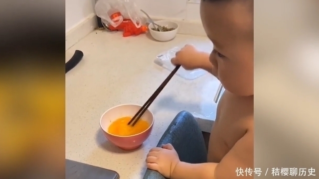 家务|一岁多萌娃单手打鸡蛋,穿尿不湿炒菜,网友:忘喝孟婆汤的大厨