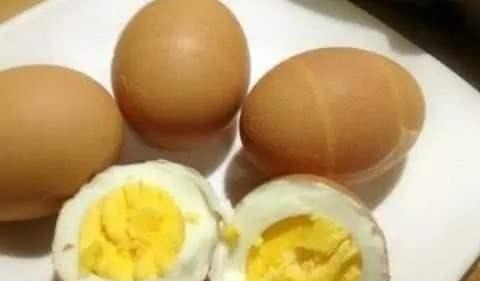 煮鸡蛋只用白水煮可不行,煮前多做一步,香嫩好吃,蛋壳特好剥