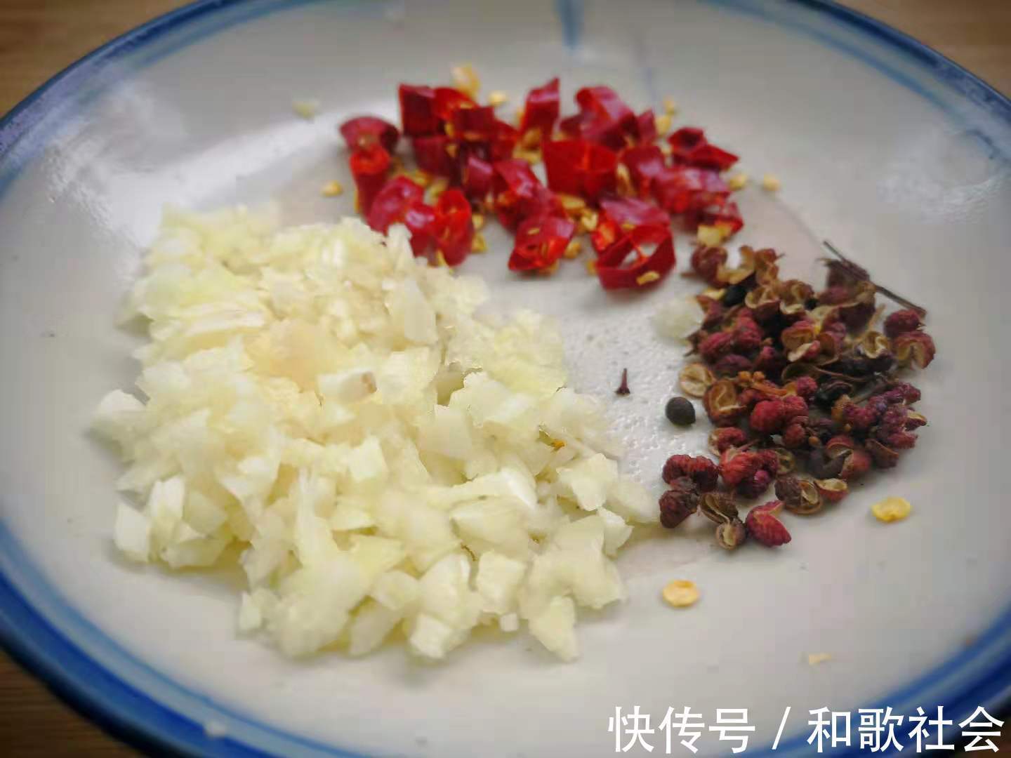 三伏天|这食材夏季很常见,才几毛钱一斤,加料一拌,清香爽口,开胃解暑