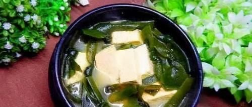 女性到了中年常吃以下三种食物，滋补肝肾，排毒抗衰，消除疲劳