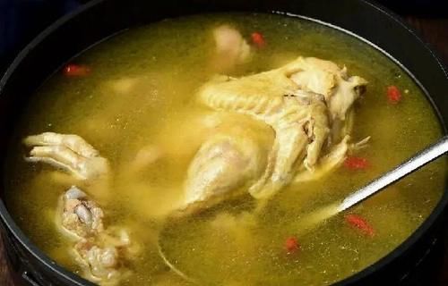 炖鸡肉时,最忌放这6种调料,要想肉香汤鲜,放对料很重要