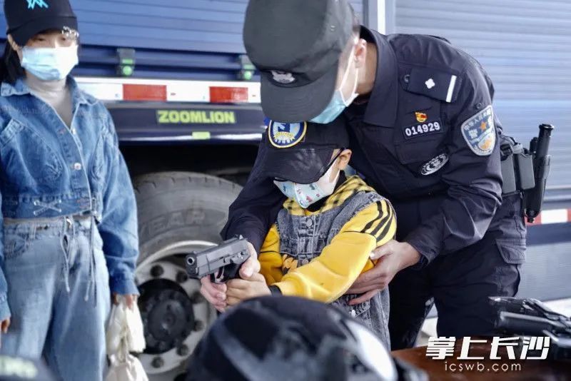 小硬汉，你敬礼的姿势太帅了！