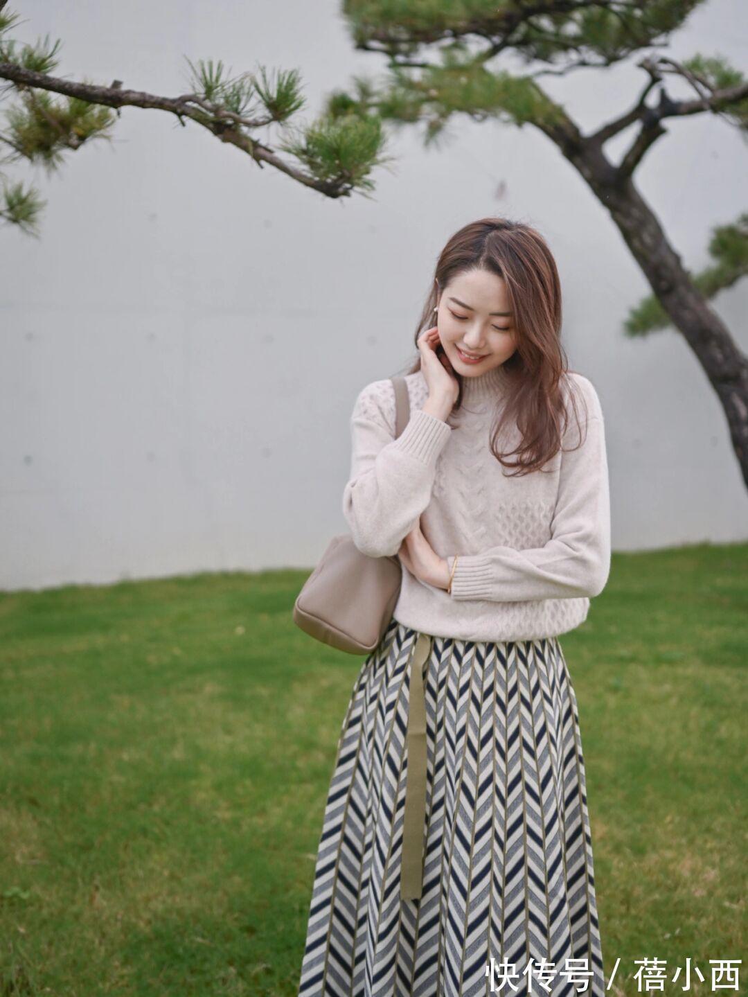 风衣|秋天建议30+女性多穿“半身裙”,搭配毛衣、风衣,优雅又显气质