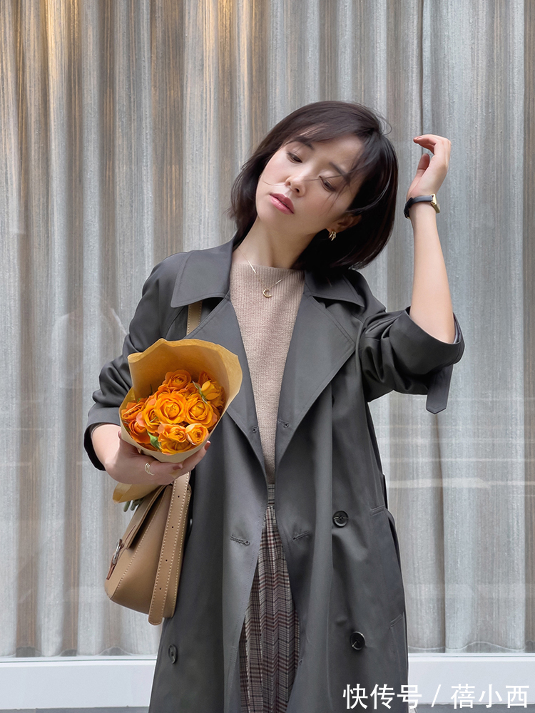 穿搭 今年“风衣”才是最in的存在，搭配小黑裤、半身裙，显瘦又显高