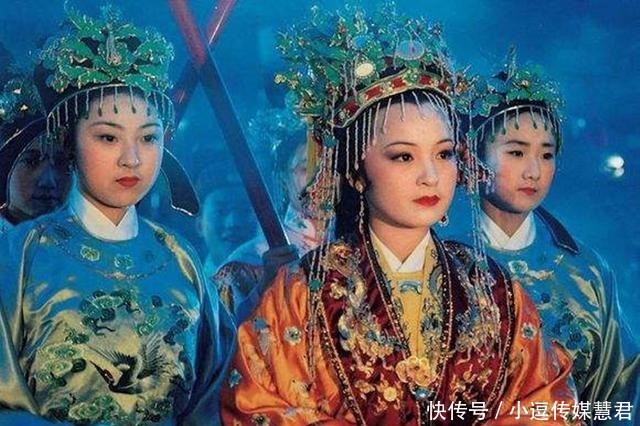 举步维艰|宫中太监们常去贾府讹钱,元春知道吗?其实她在宫中也举步维艰