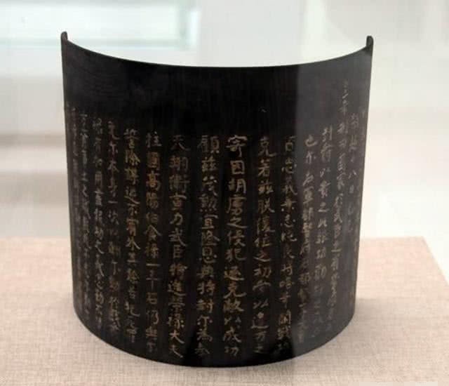 朱元璋|朱元璋下令处死一品大臣,大臣急忙掏出免死金牌,皇帝大笑:看看背面!