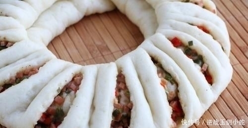 面粉不做包子,教你懒人吃法,两手一卷,一锅蒸一个解决全家早餐