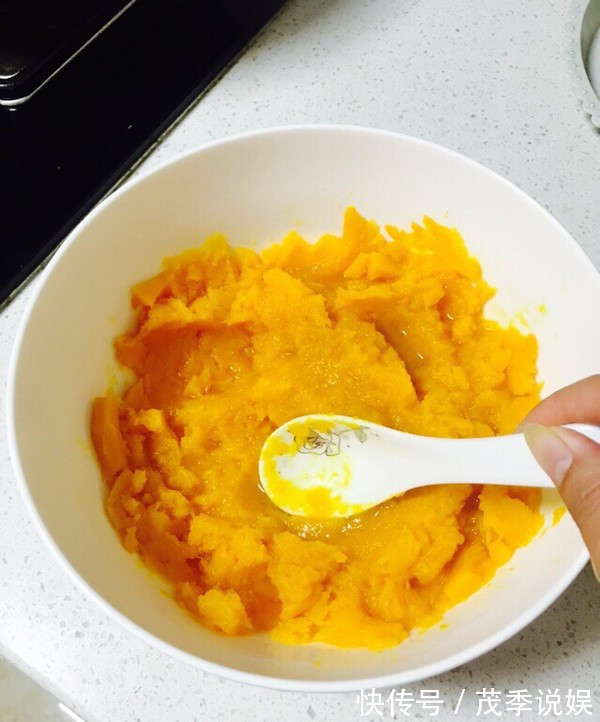 南瓜饼别炸着吃了，教你新做法，不用油炸，香甜软糯，孩子爱吃