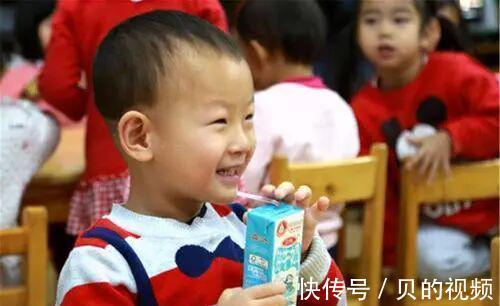 桃姐|别再让孩子“狂喝”牛奶,医生透露:2种“果”可敞开吃,助长个