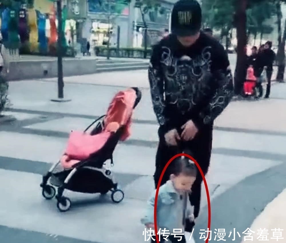 画面|萌宝跟妈妈一起出门逛街,突然看见了“爸爸”,画面却尴尬了