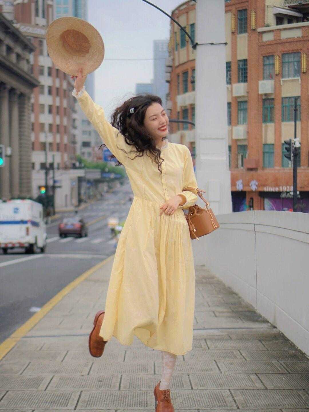 平底鞋|“腿胖”的女生可以尝试这样穿,衬衫搭配半身裙,修身又洋气