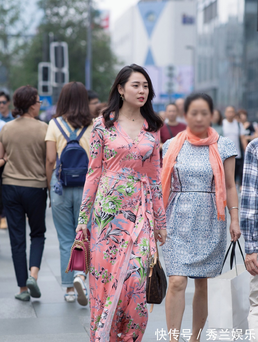 优雅 夏季印花长裙惹人偏爱,清爽修身,让你轻松展现出优雅潇洒的美