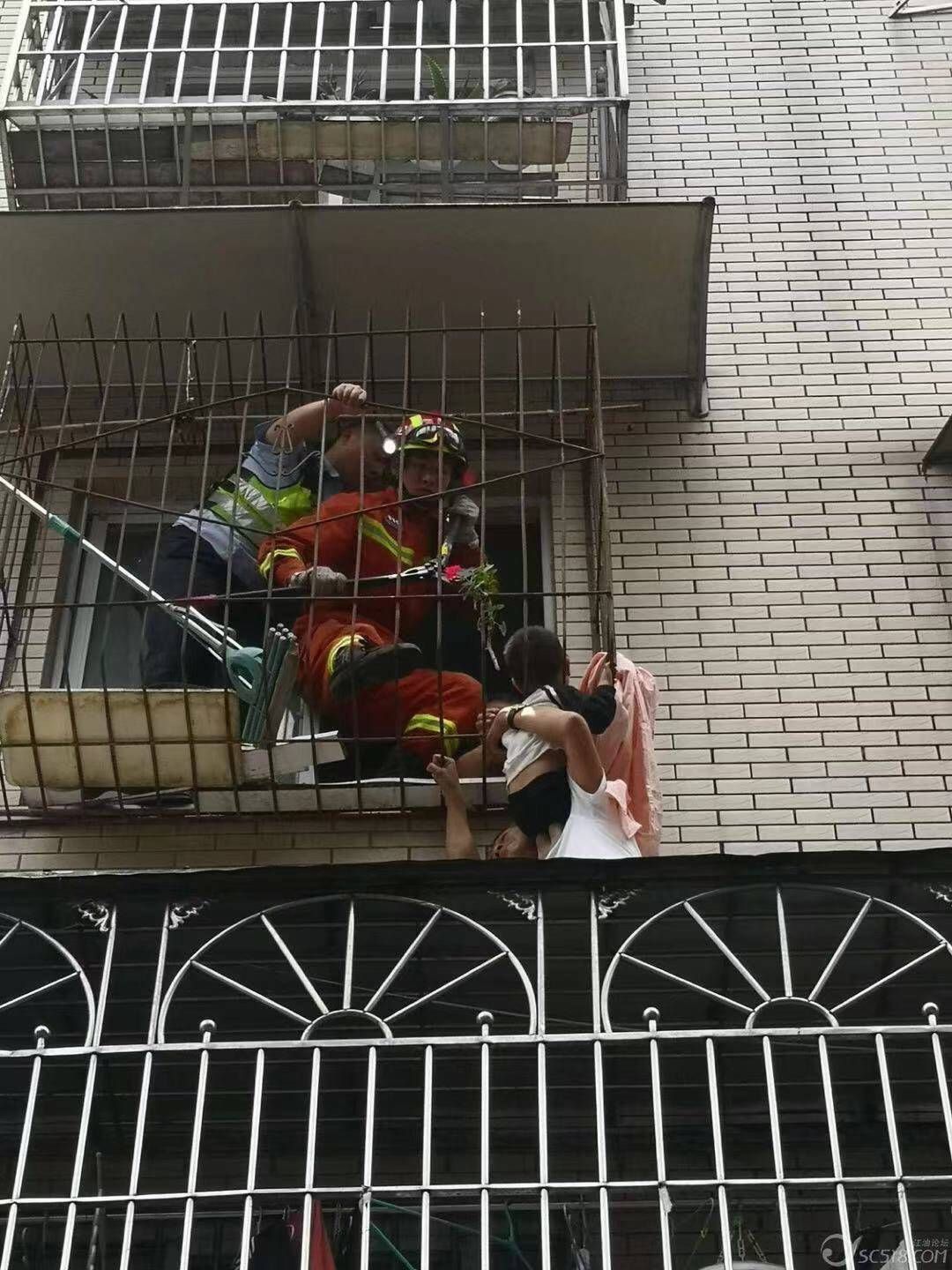 孩子|两岁孩子爬窗台寻找父母头部被卡防护栏 警民联手6分钟救出被困小孩