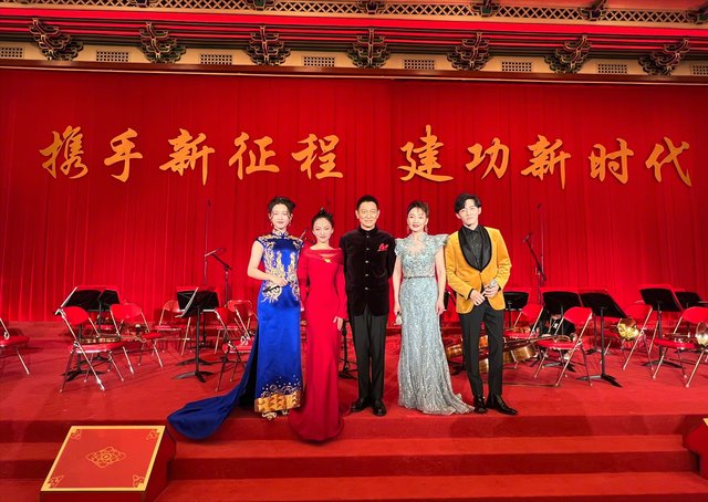 众星登上《新闻联播》,刘德华穿唐装献唱,易烊千玺黄轩激情朗诵