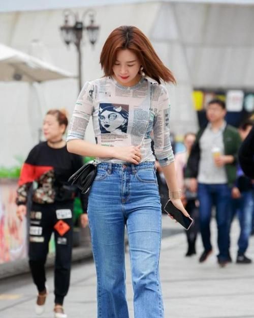 街拍小姐姐短袖衬衫搭配一步裙,简约风格装扮出的自然唯美