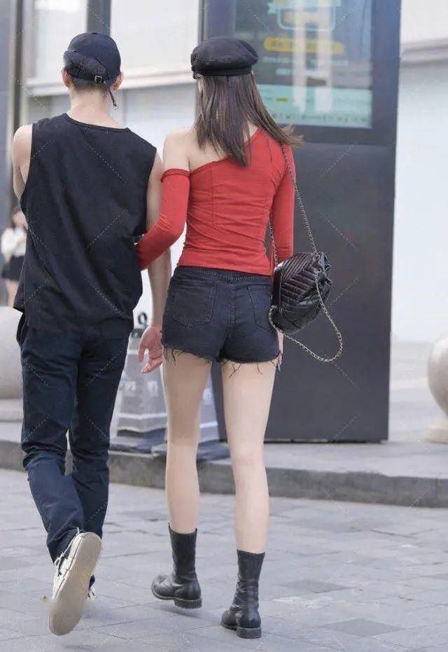 热裤|小姐姐红色单肩上衣搭配黑色热裤,单肩的设计无疑是穿搭中的亮点