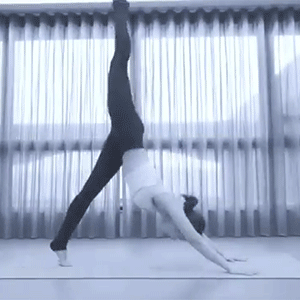 瑜伽|95后网店老板娘亲自当模特，迷人身材纤腰翘臀、迷人马甲线，堪称完美