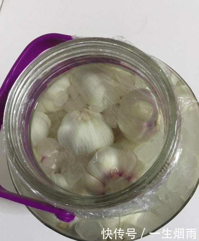 多汁|水晶糖蒜,酸酸甜甜脆爽多汁,在家做防腐是重点,细节决定成败