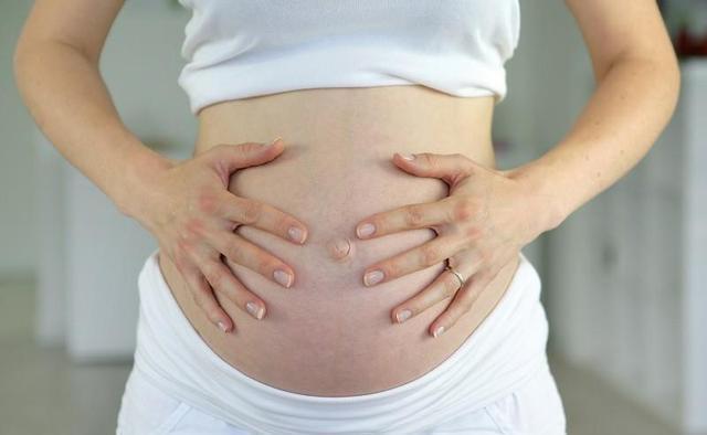 妈妈们|为何孕妈肚脐有的凸起来,有的凹进去?和生男生女有关吗?