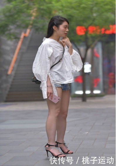 纯棉|白色斜肩纯棉衬衫搭配蓝色牛仔裤,大气自然,设计感十足