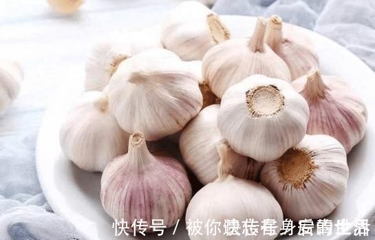 保存大蒜,别再放冰箱了,教你一个实用土方法,不发芽保存时间长