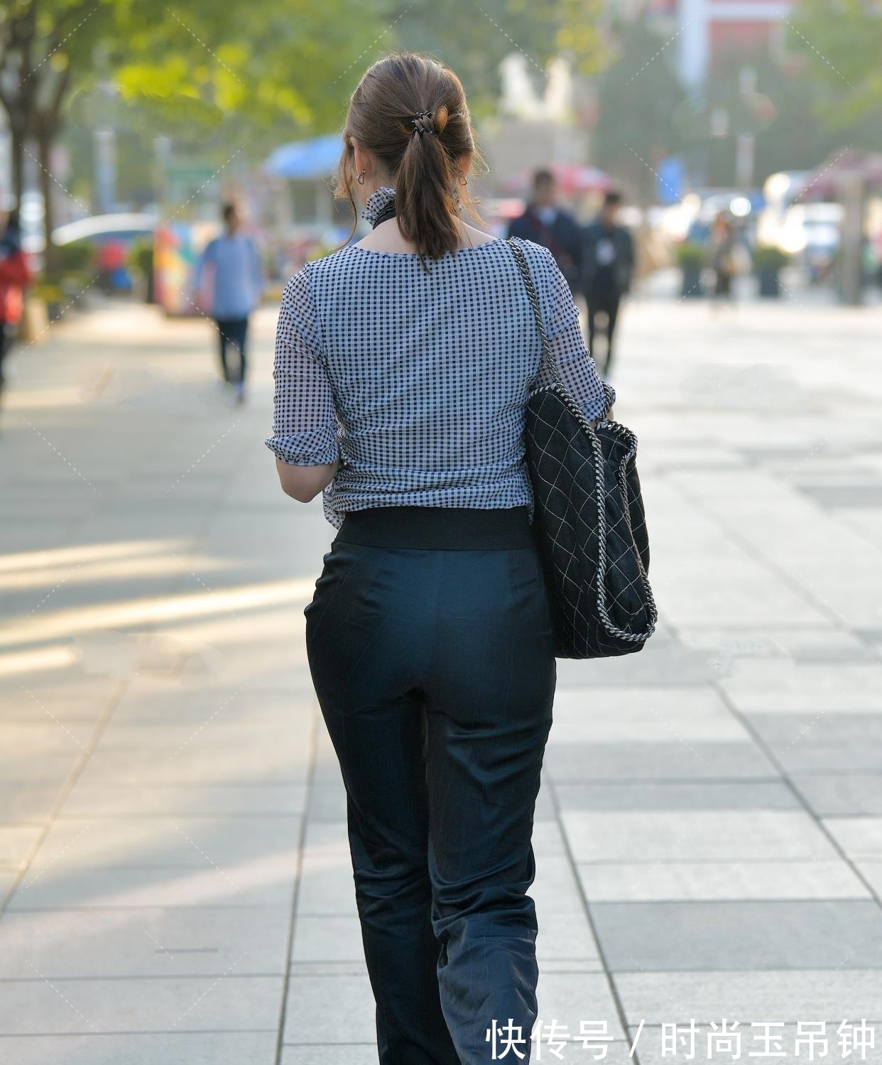 职场 格子复古挂脖镂空衬衫,黑白格子加上黑色蝴蝶结,日常通勤单品