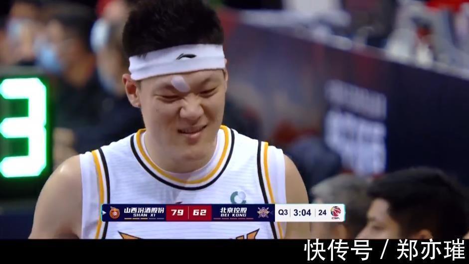 费尔德|北控惨遭三分血洗,双方火爆互拼,费尔德遭王少杰挂彩被迫治疗
