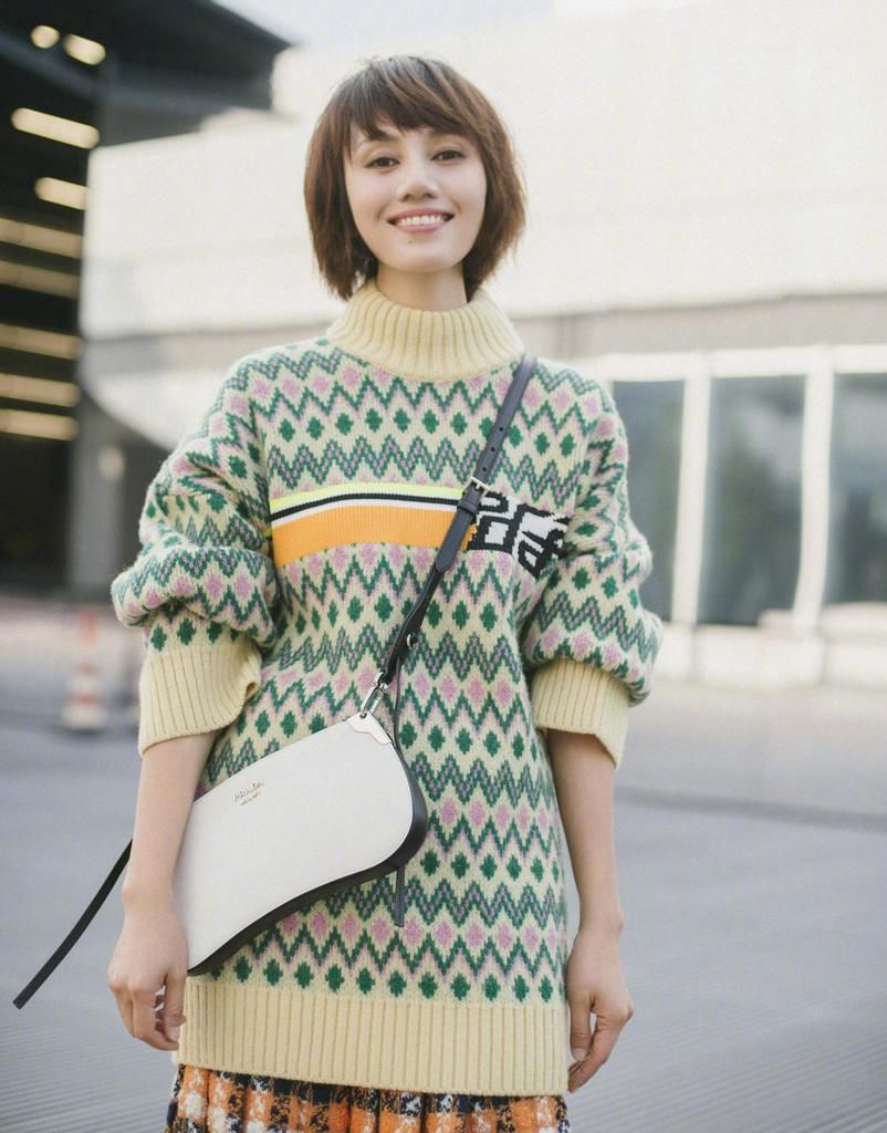 冬天的毛衣真不用买多！有这四个款式就够了，时髦又百搭，很耐看