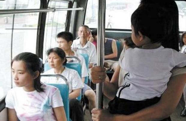 二胎政策|“没车还敢生二胎”孕妈带娃坐公交遭讥讽,女儿霸气回怼赢得称赞