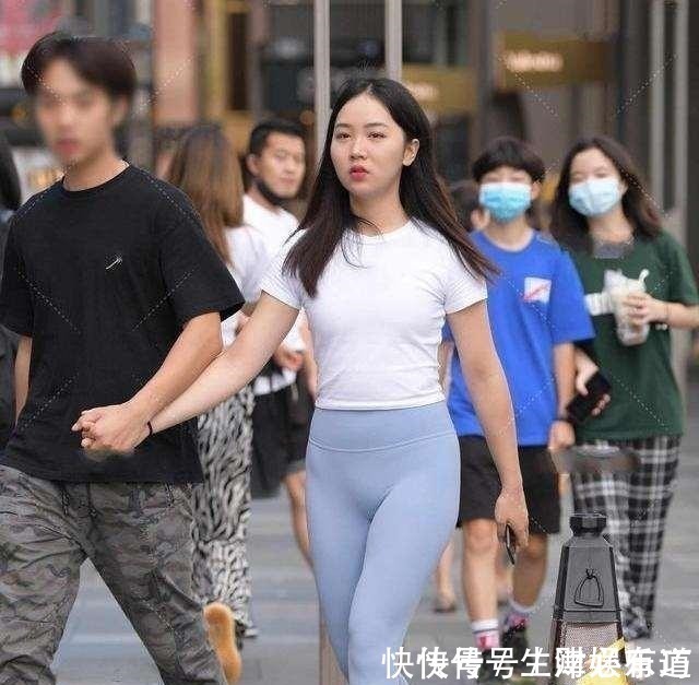 服装店 灰色打底裤搭配性感上衣,很萌很漂亮,展现时尚身材!