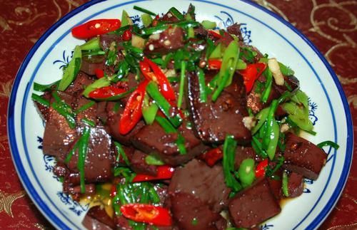 炒猪血，直接炒是大错，多做一步，猪血嫩滑不腥，还不易碎