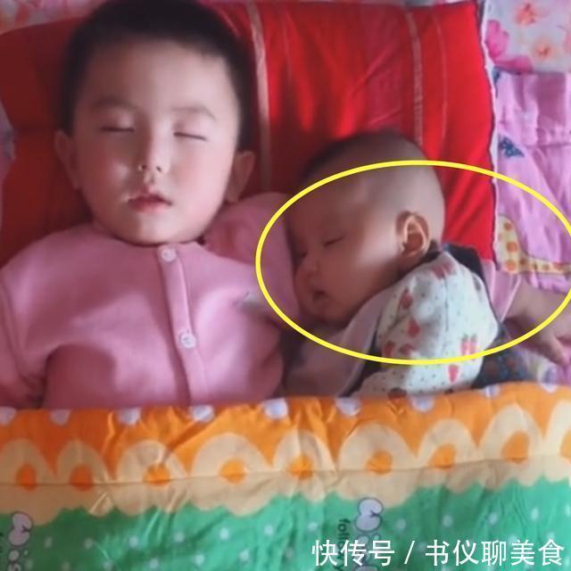 二胎政策|哥哥哄弟弟睡着了,妈妈掀开被子看到这一画面,心都暖化了