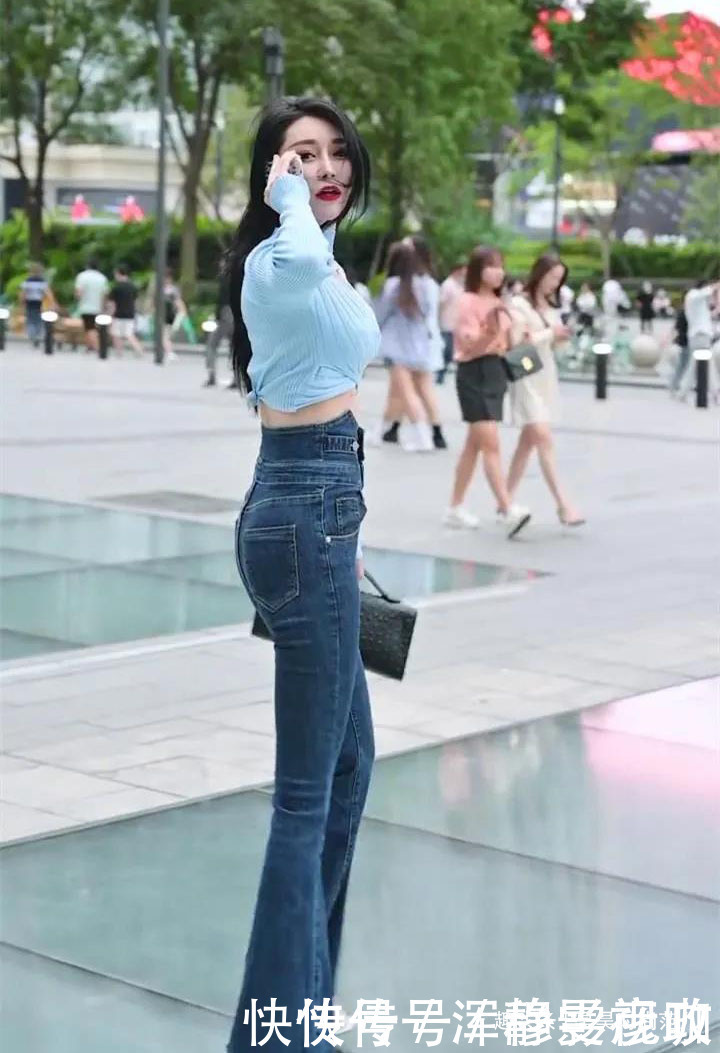 有气质|浅蓝色挂脖短衫搭配高腰牛仔裤,气质女孩的减龄穿搭,时尚有气质