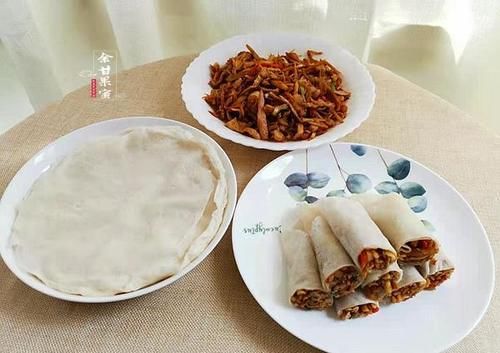 这道炒肉丝可鲜美了，鲜香不腻卷饼也味美，一碟上桌又光盘了