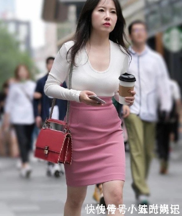 性感|街拍大龄阿姨搭配粉色短裙,青春可爱中透着性感