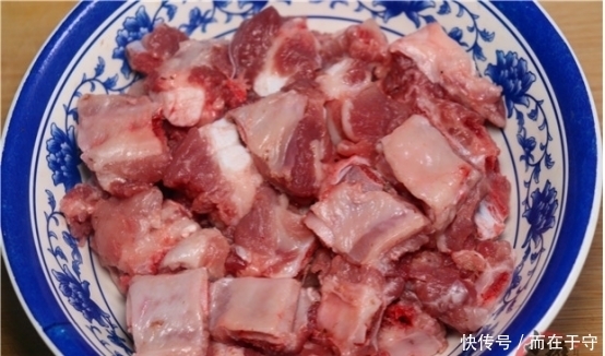  猪肉价格|买排骨时，选“肉多”还是“肉少”的好？老板娘无意透露了底